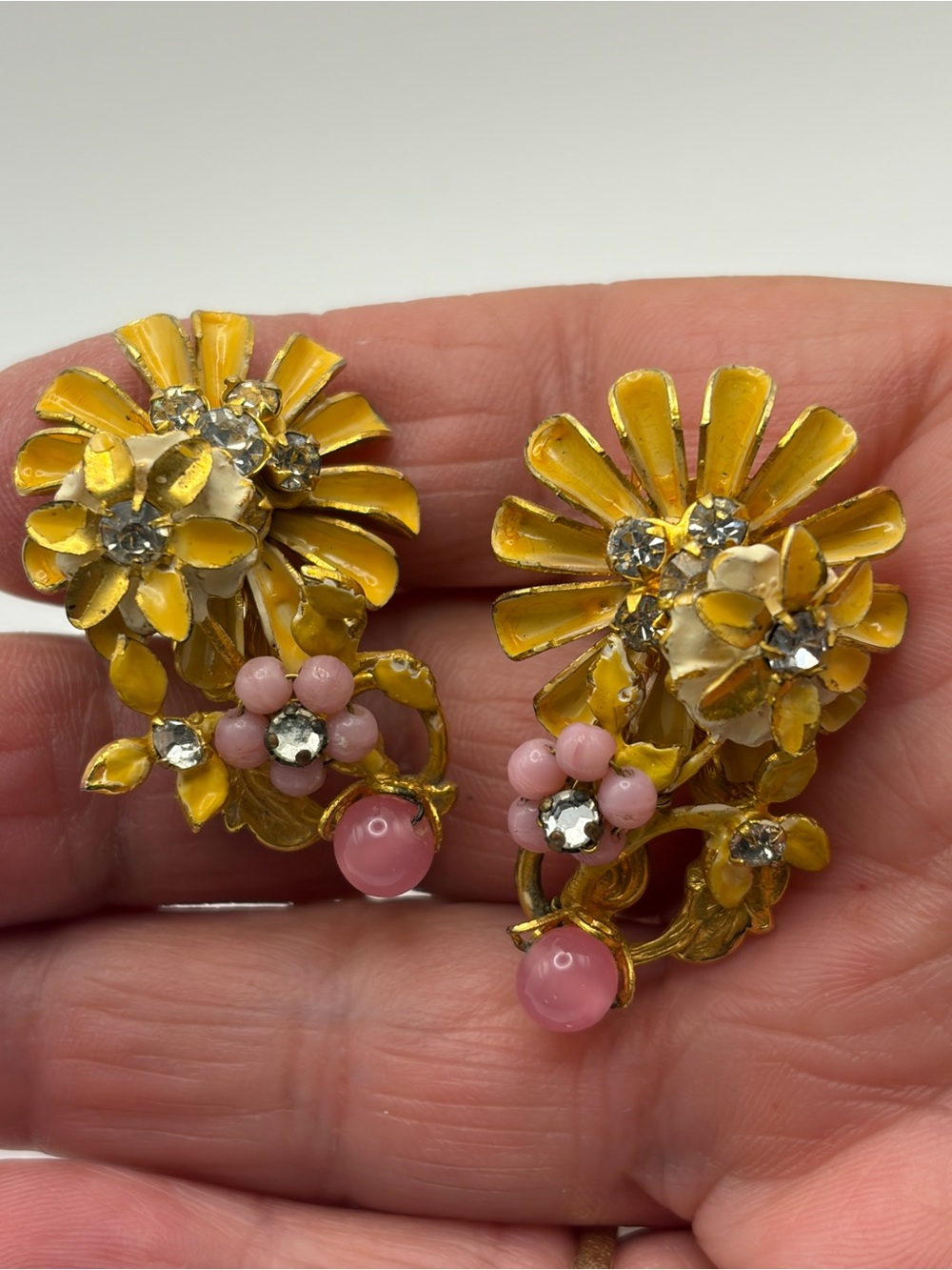 Vintage unsigned 1950s yellow enamel floral rhinestone pink bead clip on earring